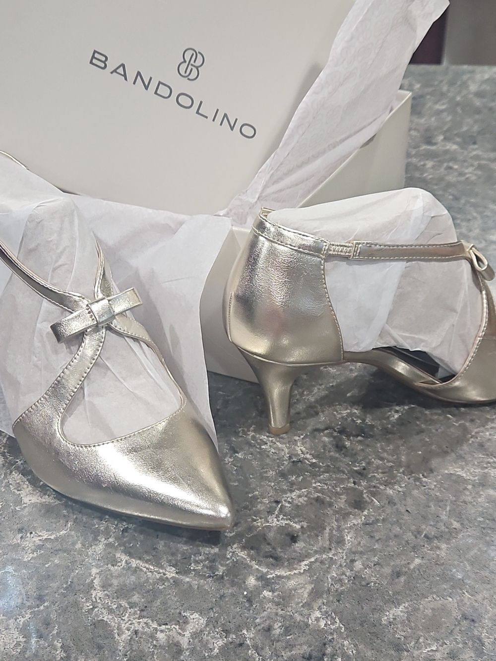Bandolino White Shoe Box with Logo